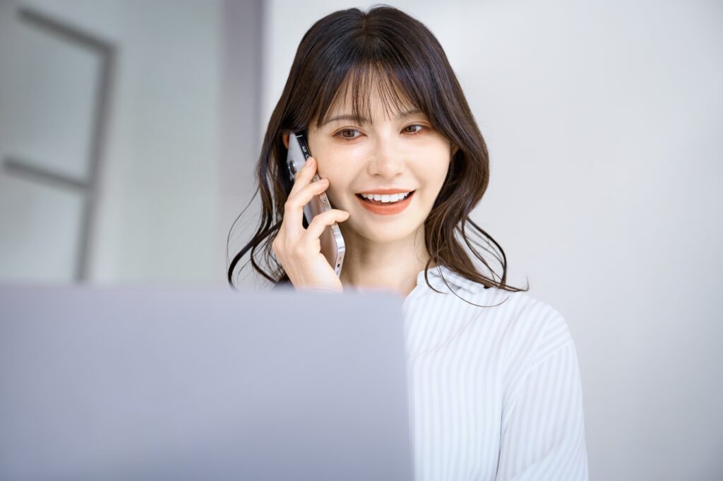 パソコンに向かう女性